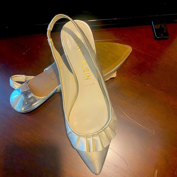 Ann Klein kit heel gold sling back shoes - Picture 3 of 6